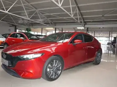 Używany Mazda 3 Exclusive-Line 150 KM (110 kW) 2024 Czerwony Sedan/Limuzyna