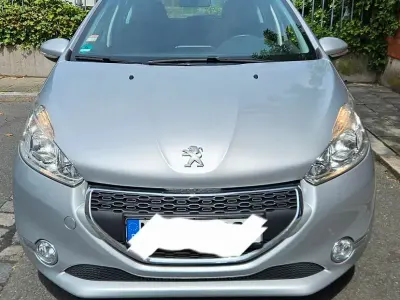 Gebraucht Peugeot 208 Active 95 PS (69 kW) 2013 Silber Kleinwagen