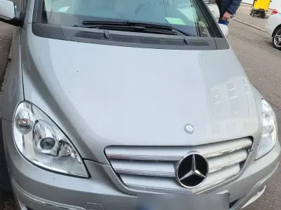 Gebraucht Mercedes B180 116 PS (85 kW) 2011 Silber Van / Kleinbus