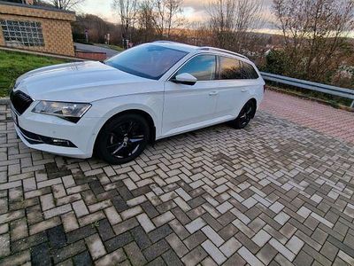 Gebraucht Skoda Superb LAURIN & KLEMENT 220 PS (161 kW) 2016 Weiß Kombi