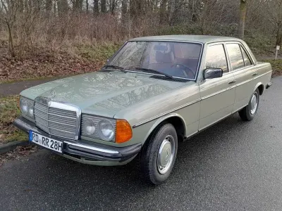 Brugt Mercedes 250 129 HK (94 kW) 1978 Sølv Sedan