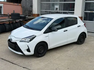 Gebraucht Toyota Yaris Hybrid 75 PS (55 kW) 2018 Weiß Limousine