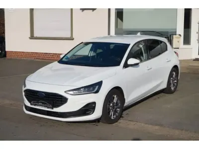 Gebraucht Ford Focus Titanium 125 PS (91 kW) 2023 Weiß Limousine