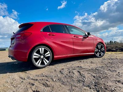 Gebraucht Mercedes A180 122 PS (89 kW) 2015 Rot Limousine