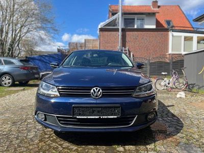 Gebraucht VW Jetta Life 122 PS (89 kW) 2012 Blau Limousine