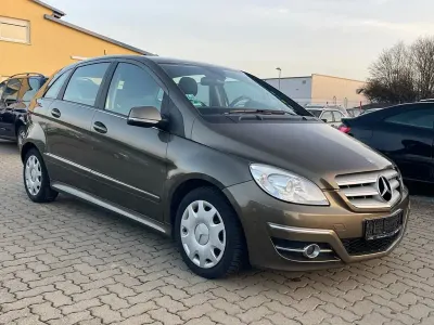 Gebraucht Mercedes B180 109 PS (80 kW) 2010 Gold Van / Kleinbus