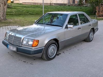 Usata Mercedes E220 150 CV (110 kW) 1992 Oro Berlina