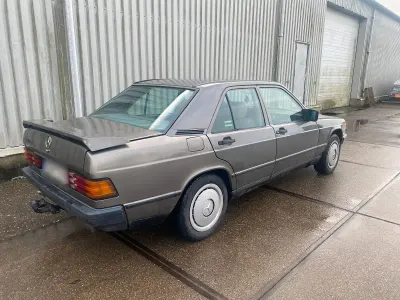 Brugt Mercedes 190 72 HK (52 kW) 1985 Grå Sedan