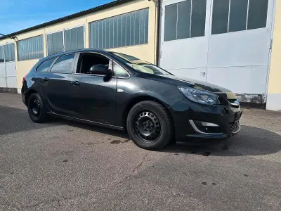 Gebraucht Opel Astra Edition 116 PS (85 kW) 2013 Schwarz Kombi