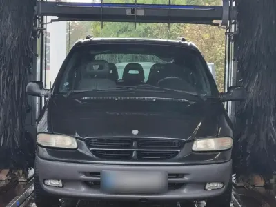 Gebraucht Chrysler Voyager 158 PS (116 kW) 1998 Schwarz Van / Kleinbus