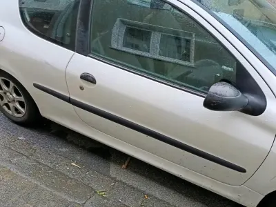 Gebraucht Peugeot 206+ 68 PS (50 kW) 2012 Weiß Kleinwagen