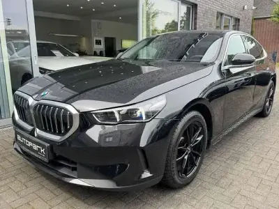 Gebraucht BMW 520 Sport Line 208 PS (152 kW) 2024 Saphirschwarz (metallic) Limousine