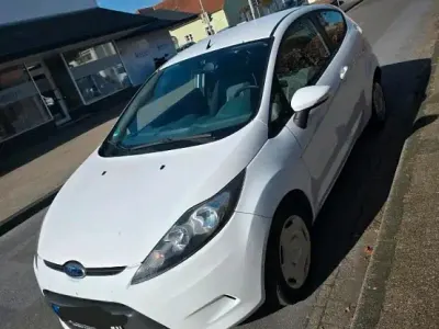 Gebraucht Ford Fiesta 60 PS (44 kW) 2010 Weiß Kleinwagen