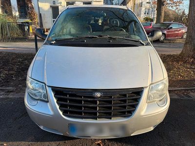 Silber Gebraucht 2004 Chrysler Voyager Van / Kleinbus | 1.690 € (Teuer)