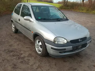 Usado Opel Corsa 65 HP (47 kW) 2000 Prateado Citadino