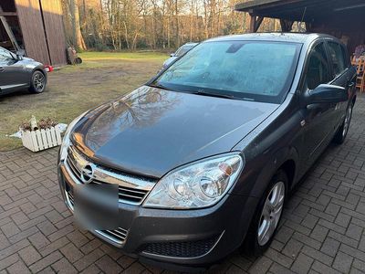 Grau Gebraucht 2009 Opel Astra Kombi | 3.000 € (Etwas zu teuer)