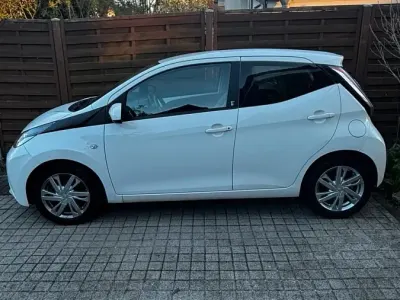 Używany Toyota Aygo 72 KM (52 kW) 2018 Biały Hatchback