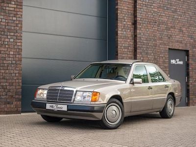 Rauchsilber Gebraucht 1991 Mercedes E230 Limousine | 11.900 €
