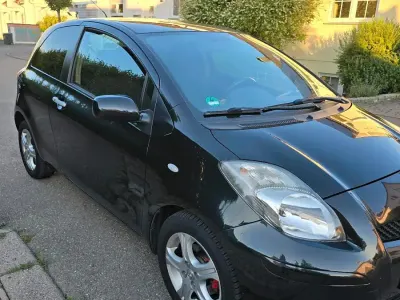 Gebraucht Toyota Yaris 99 PS (72 kW) 2011 Schwarz Kleinwagen