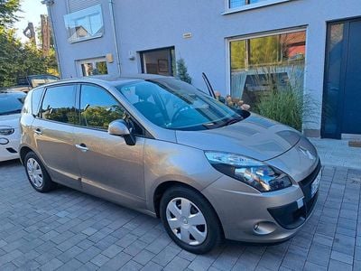 Beige Gebraucht 2011 Renault Scénic III Van / Kleinbus | 6.700 € (Etwas zu teuer)