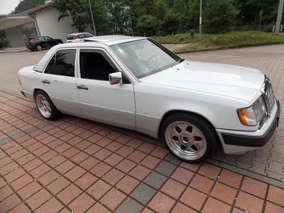 Gebraucht Mercedes 300 113 PS (83 kW) 1989 Weiß Limousine