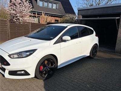 Gebraucht Ford Focus ST 250 PS (183 kW) 2016 Weiß Kleinwagen