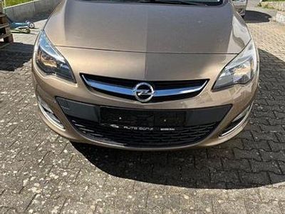Occasion Opel Astra Edition 140 PK (102 kW) 2013 Goud Sedan