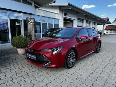 Gebraucht Toyota Corolla Basis 122 PS (89 kW) 2022 Karminarot metallic