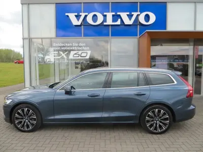 Gebraucht Volvo V60 Ultimate 197 PS (144 kW) 2023 Blau Kombi