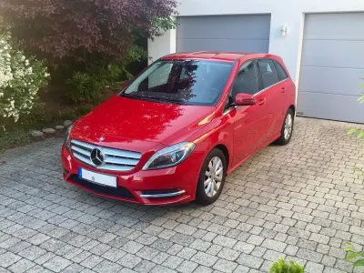 Gebraucht Mercedes B180 109 PS (80 kW) 2013 Rot Van / Kleinbus