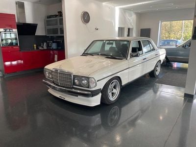 Weiß Gebraucht 1981 Mercedes E230 AMG Limousine | 9.999 €