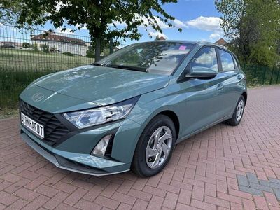 Neu Hyundai i20 Comfort 79 PS (58 kW) 2025 Grün Limousine