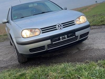 Silber Gebraucht 2002 VW Golf IV Kleinwagen | 3.500 €