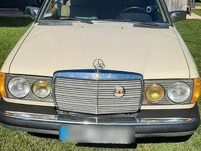 Gebraucht Mercedes 300 129 PS (94 kW) 1984 Gelb Coupé