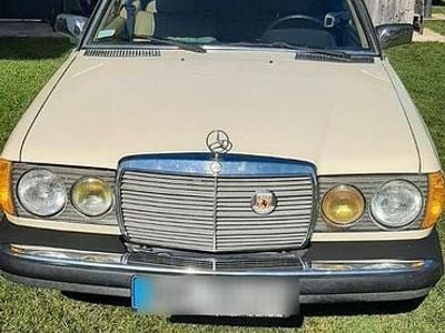 Gelb Gebraucht 1984 Mercedes 300 Coupé | 13.250 €