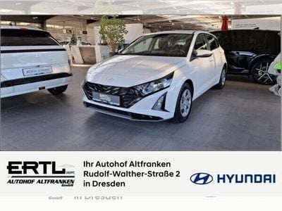 Gebraucht Hyundai i20 Select 101 PS (74 kW) 2024 Weiß (atlas white / sol) Limousine