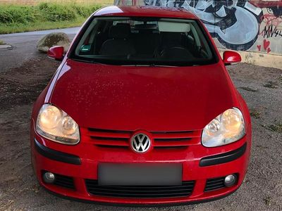 Gebraucht VW Golf V 105 PS (77 kW) 2005 Rot Kleinwagen