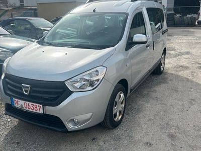 Grau Gebraucht 2017 Dacia Dokker Lauréate Van / Kleinbus | 9.900 €