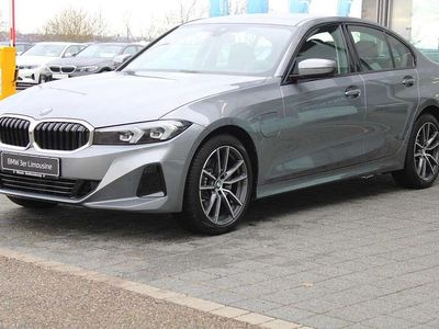 Grau (skyscraper grau metallic) Neu 2025 BMW 330 Comfort Edition Limousine | 51.769 € (Superpreis)
