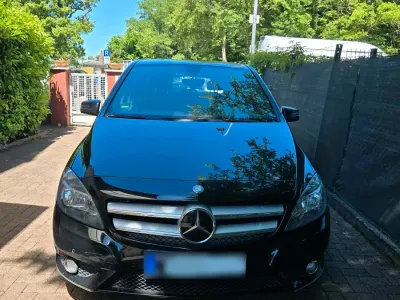 Używany Mercedes B180 122 KM (89 kW) 2013 Czarny Minivan
