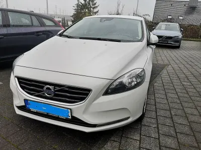 Gebraucht Volvo V40 Momentum 120 PS (88 kW) 2015 Weiß Limousine