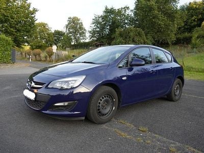 Gebraucht Opel Astra Edition 101 PS (74 kW) 2013 Blau Kleinwagen