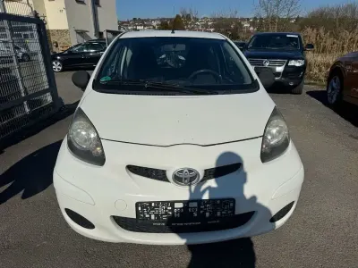 Gebraucht Toyota Aygo 68 PS (50 kW) 2009 Weiß Kleinwagen
