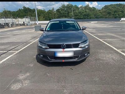 Gebraucht VW Jetta 105 PS (77 kW) 2012 Grau Limousine