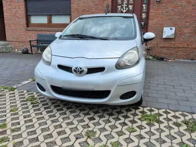 Gebraucht Toyota Aygo 68 PS (50 kW) 2011 Grau Kleinwagen