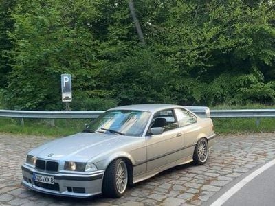 BMW 323