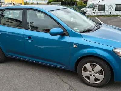 Używany Kia Ceed 90 KM (66 kW) 2010 Niebieski Hatchback