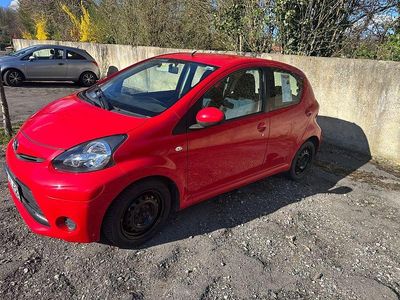 Gebraucht Toyota Aygo Cool 68 PS (50 kW) 2013 Rot Kleinwagen