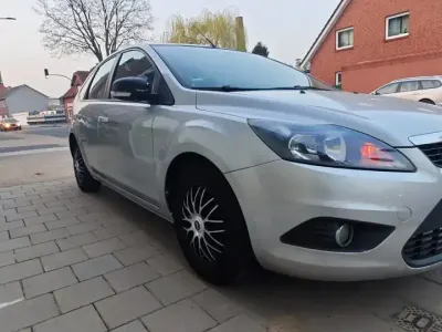 Gebraucht Ford Focus 105 PS (77 kW) 2009 Silber Limousine