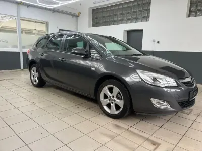 Gebraucht Opel Astra Edition 120 PS (88 kW) 2011 Grau Kombi